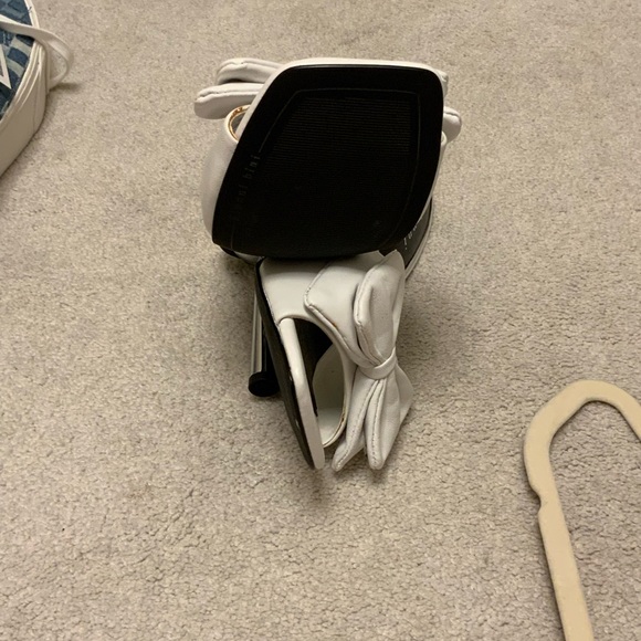 White Bow metal high heel - Picture 3 of 4